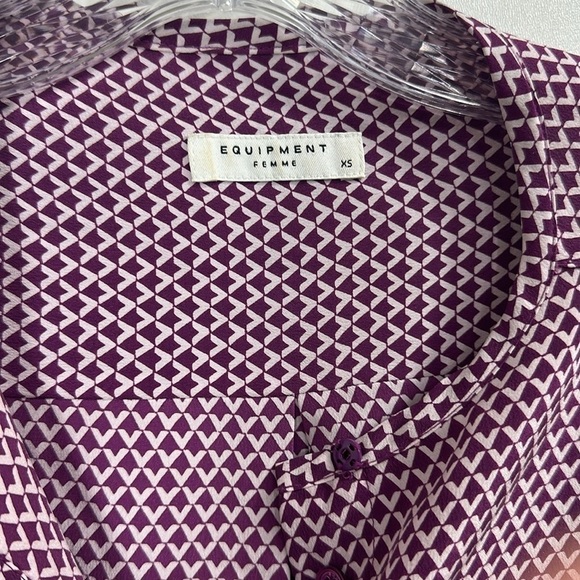 Equipment Femme Lynn geo print purple button down 100% silk top size xs. - Picture 4 of 12